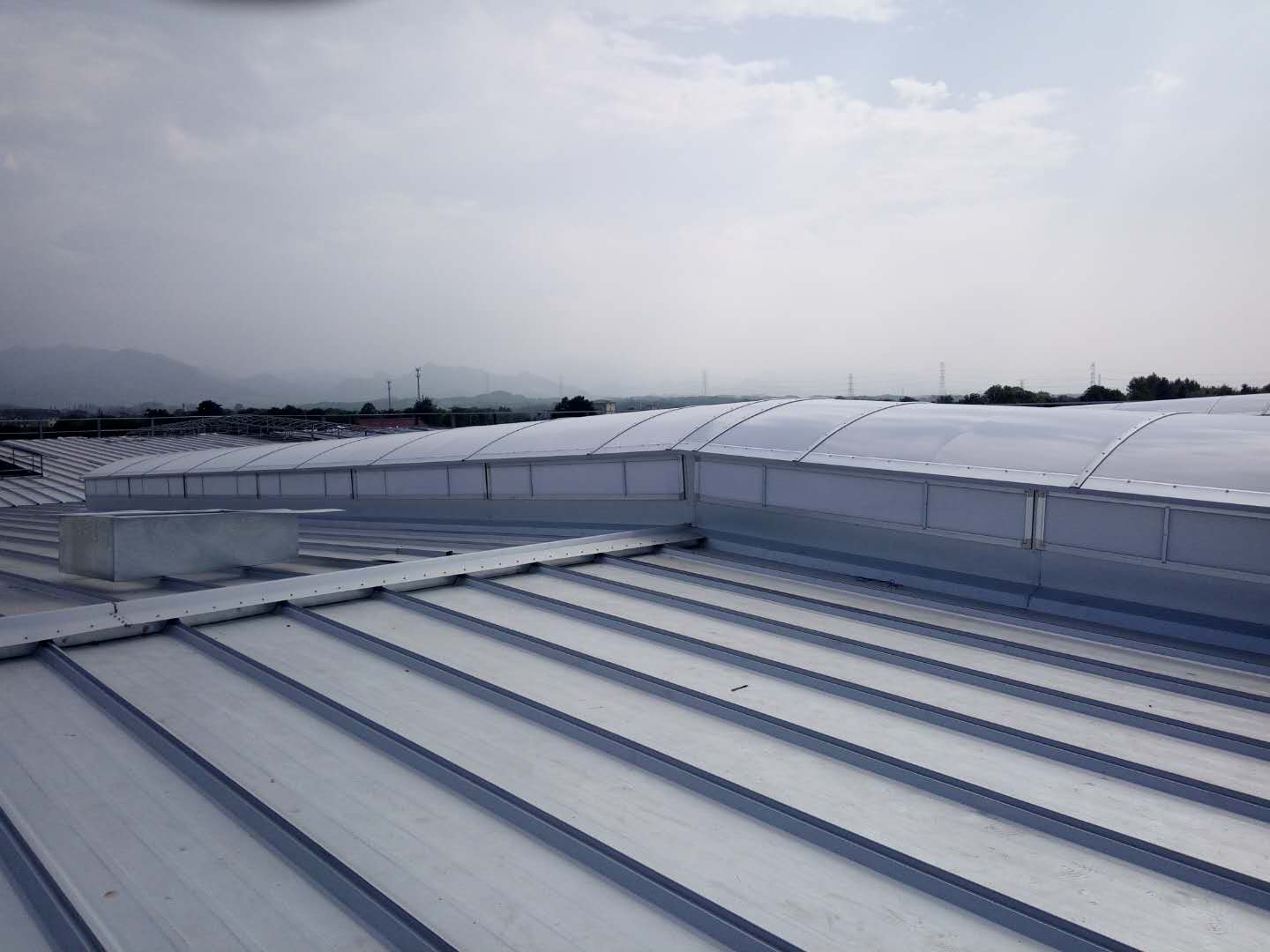 零跑汽车有限公司-圆拱形排烟天窗（跨屋脊）